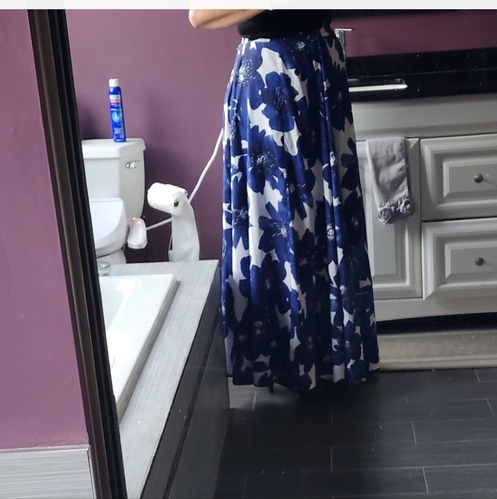 Roz & Ali Maxi.Skirt White And Navy Blue Flloral Fabric.Siz Xs.Elastic Bealt. - Picture 6 of 8